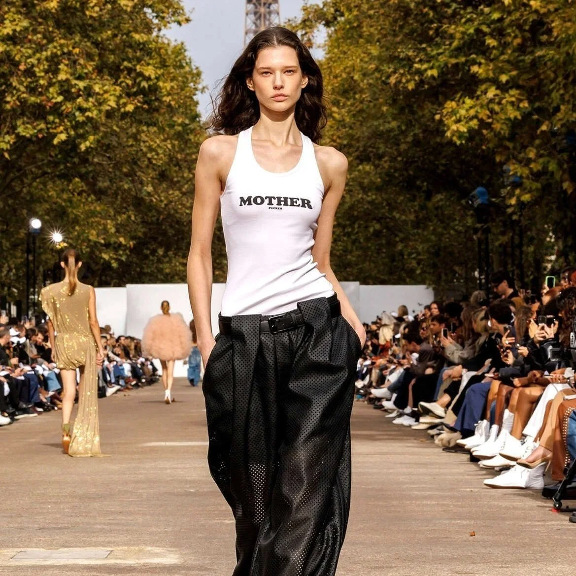 Modelka w tank topie Mother na wybiegu