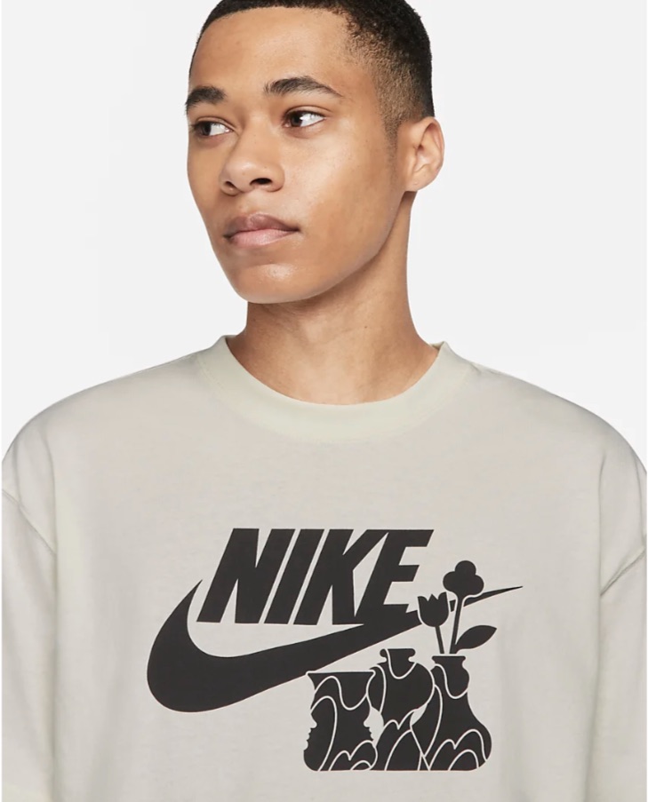 Model w białej koszulce Nike